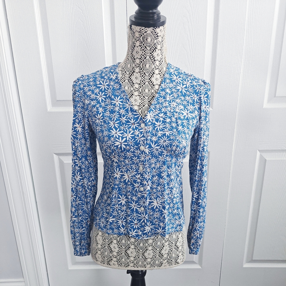 Uniqlo Blue and White Daisy Floral Long-Sleeve V-Neck Top XS